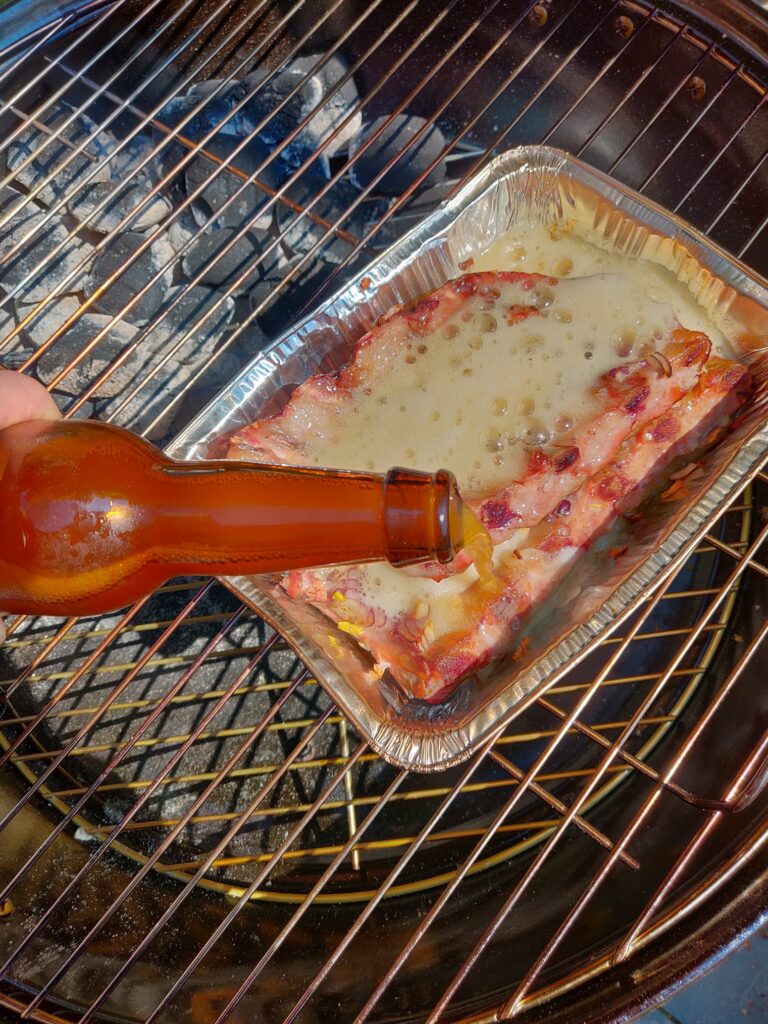 Bier in het bakje met de spareribs